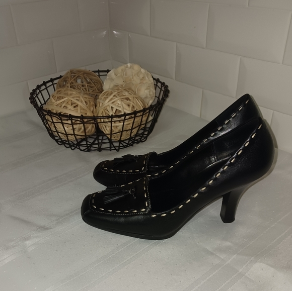 Worthington Black with White Stitching Trim Heels - Picture 2 of 7
